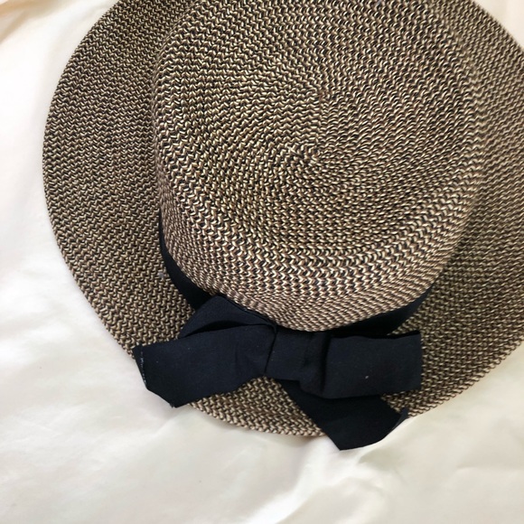 Only worn once cute lightweight adjustable Sun ☀️ 👒 with bow detail - Picture 2 of 6